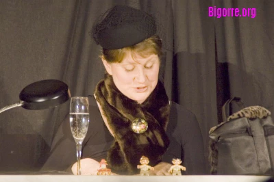 Corinne Marsollier dans « les règles du savoir vivre dans la société moderne » de Jean-Luc Lagarce Corinne Marsollier dans « les règles du savoir vivre dans la société moderne » de Jean-Luc Lagarce