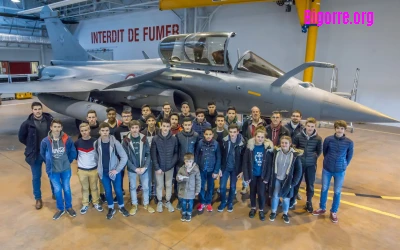 Les élèves du BIA de l'aérodrome de Laloubère et du Lycée Jean Dupuy devant un Rafale à Mont-de-Marsan