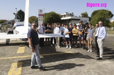 Les 17 lycéeens accompagnés par le proviseur du lycée Jean Dupuy et l'Armée de l'Air/ Stéphane Boularand (c)Bigorre.org