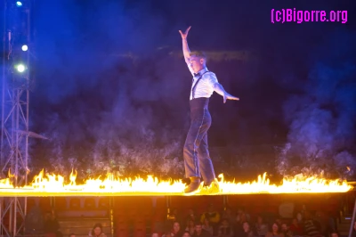 Jérémy, au-dessus de la piste sur le fil de fer baigné par les flammes/ Stéphane Boularand (c)Bigorre.org