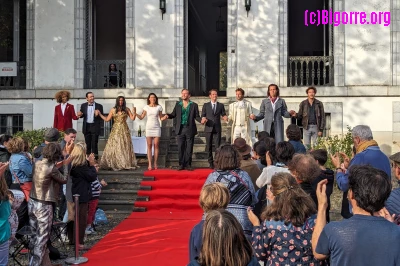 Les trois mousquetaires finissent leur saison 3 par un bal royal devant la maison du directeur du haras. / photo Stéphane Boularand (c)Bigorre.org Les trois mousquetaires finissent leur saison 3 par un bal royal devant la maison du directeur du haras. / photo Stéphane Boularand (c)Bigorre.org