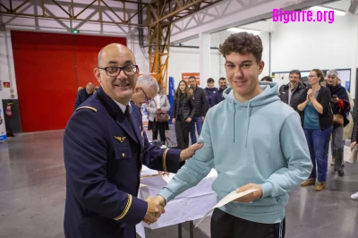 Le Major Christophe Dupuy de l’armée de l’air aux cotés de Cyrille Courade, Proviseur du Lycée Jean Dupuy pour remettre les diplômes aux lauréats du BIA/ Stéphane Boularand (c)Bigorre.org