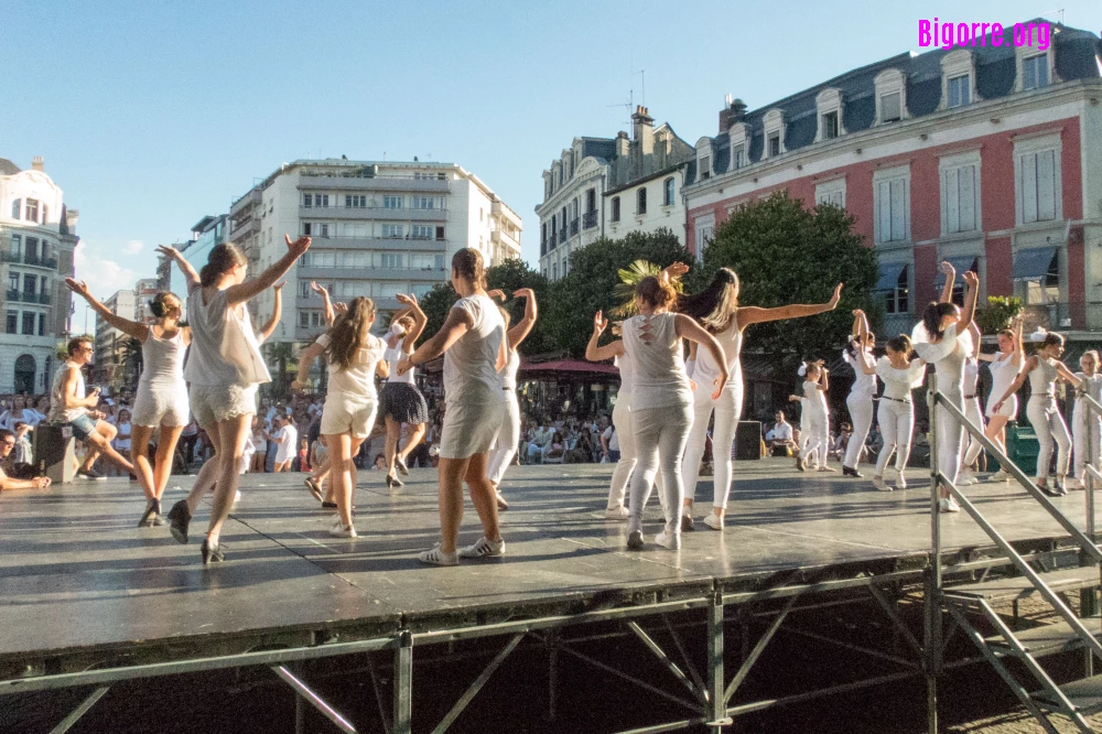 Les Estivales de la danse défilent