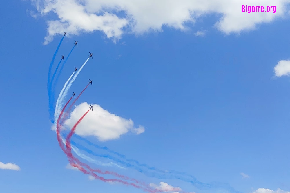 Superbe Patrouille de France au-dessus de l'aérodrome de Tarbes-Laloubère