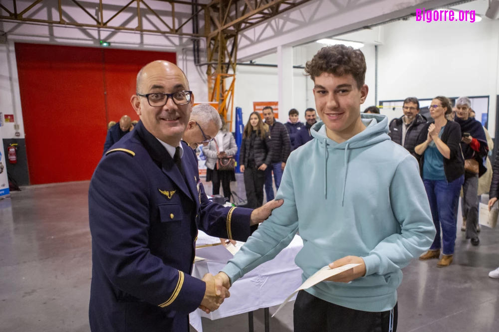 Le Major Christophe Dupuy de l’armée de l’air aux cotés de Cyrille Courade, Proviseur du Lycée Jean Dupuy pour remettre les diplômes aux lauréats du BIA