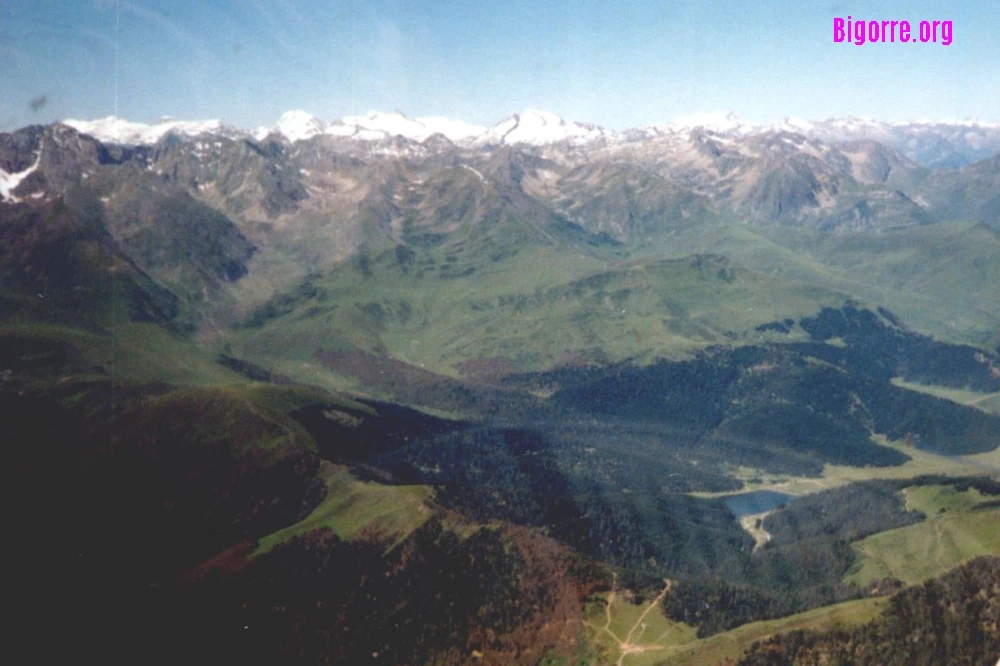 Le lac de Payolle derrière le Col d 'Aspin   