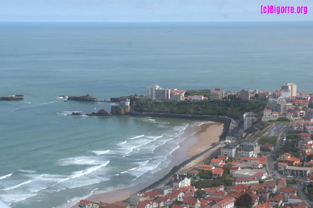 La plage et la rocher de la Vierge à Biarritz