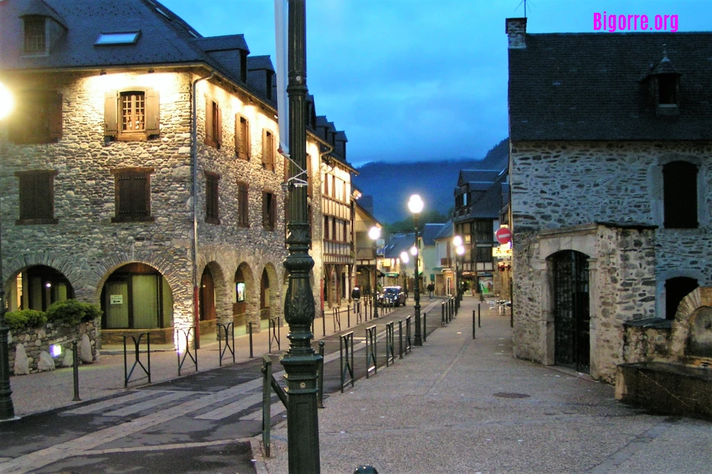 La rue principale de Saint-Lary