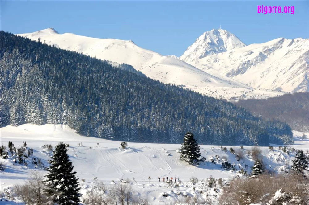 Domaine skiable de Payolle avec la vue sur le Pic du Midi de Bigorre