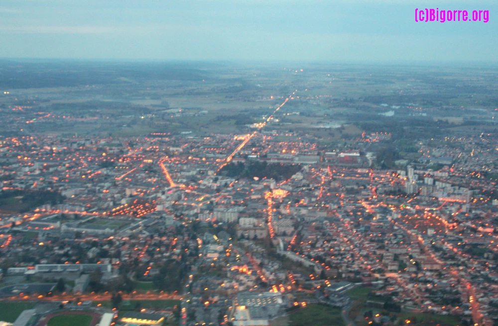 Tarbes au soleil couchant   