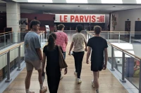Un groupe d'étudiant parcoure le Parvis au fil d'un escape game Un groupe d'étudiant parcoure le Parvis au fil d'un escape game