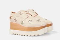 Chaussures compensees Elyse avec etoiles 3D chez Stella McCartney