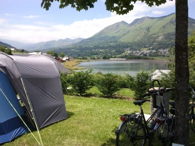 https://www.camping-du-lac-pyrenees.com/wp-content/uploads/emplacement-bord-lac.jpg